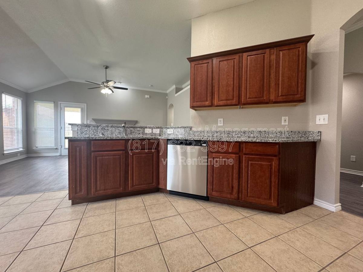 House for rent at 924 Marist Dr, Fort Worth, TX 76120