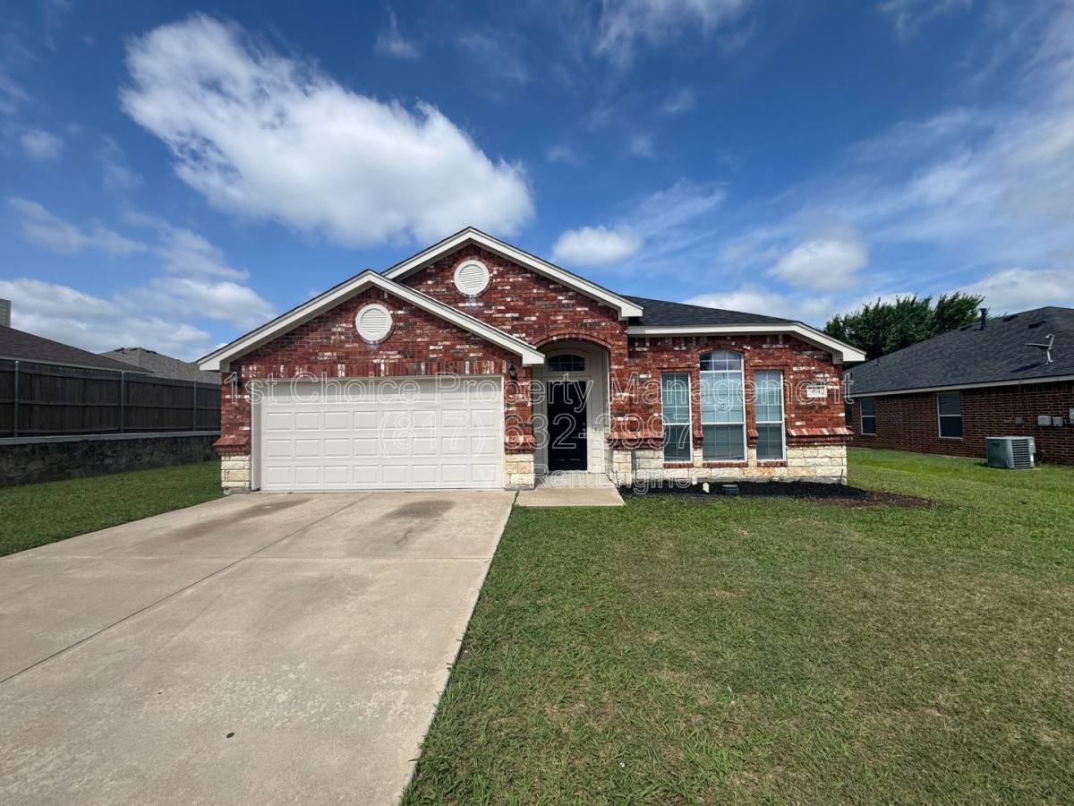 House for rent at 924 Marist Dr, Fort Worth, TX 76120