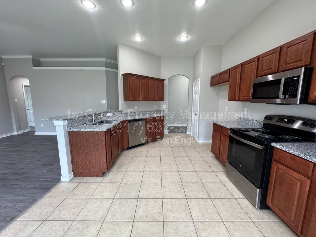 House for rent at 924 Marist Dr, Fort Worth, TX 76120