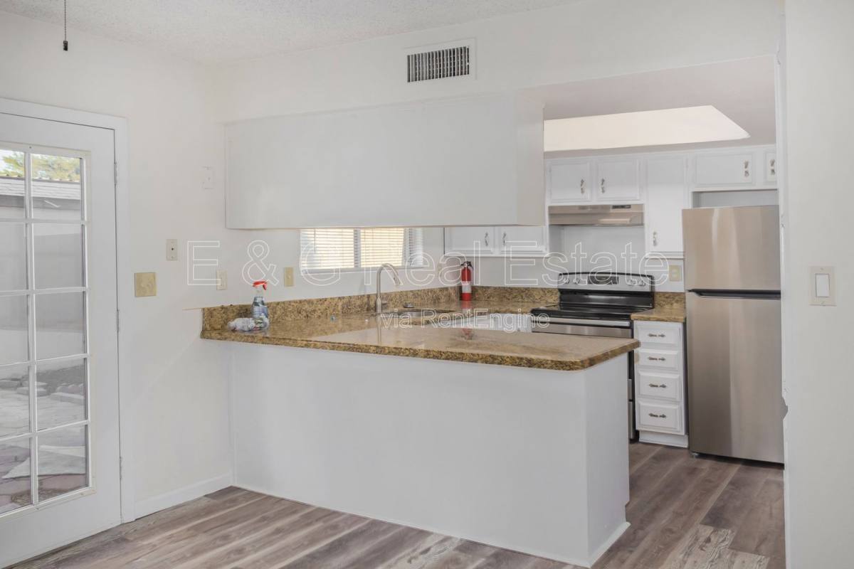 Townhouse for rent at 1029 E Bendix Dr, Tempe, AZ 85283