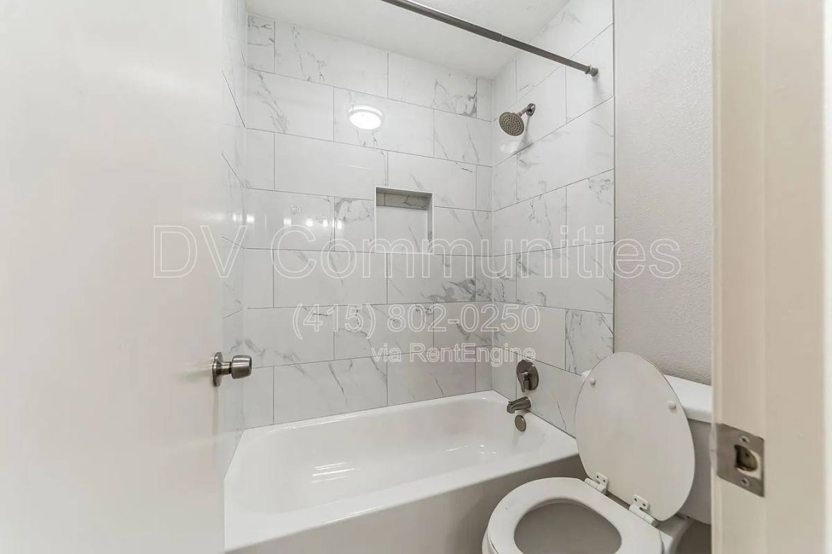 House for rent at 700 Meadowglen Dr, Baytown, TX 77521