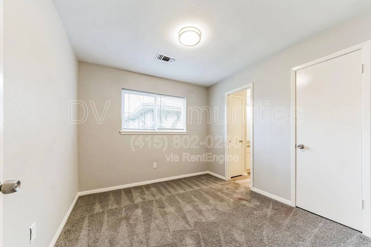 House for rent at 700 Meadowglen Dr, Baytown, TX 77521