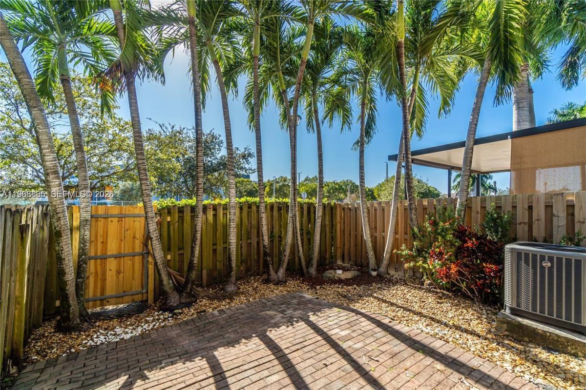 Townhouse for rent at 14968 SW 23rd Way, Miami, FL 33185