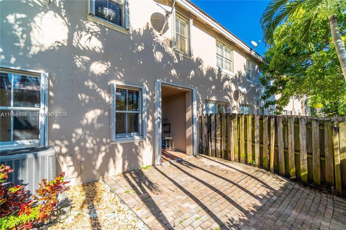 Townhouse for rent at 14968 SW 23rd Way, Miami, FL 33185