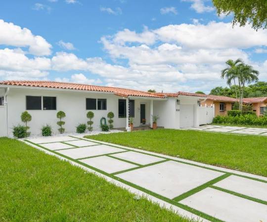 House for rent at 1040 N Royal Poinciana Blvd, Miami, FL 33166