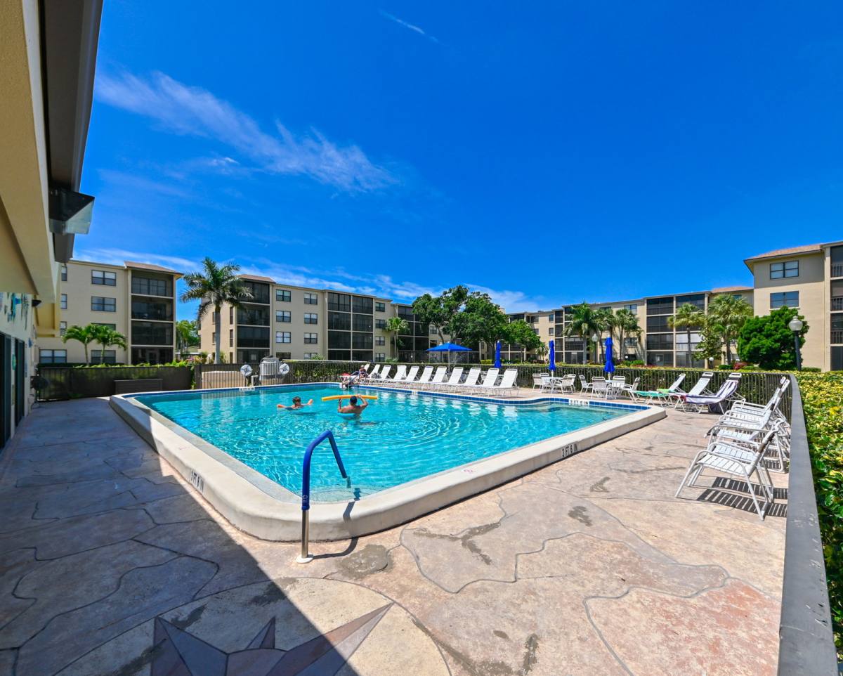 Apartment for rent at 425 30th Ave W #C308, Bradenton, FL 34205