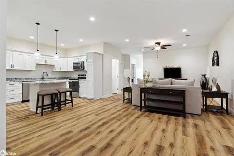 Townhouse for rent at 602 W Monroe St, Mount Pleasant, IA 52641