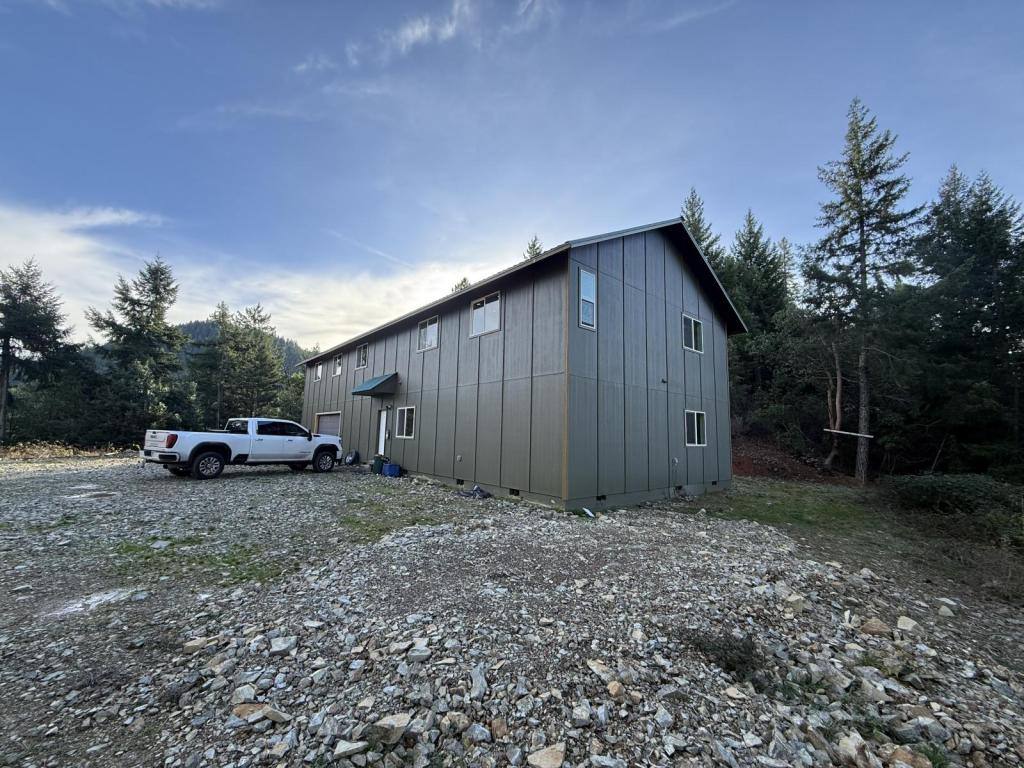 House for rent at 6300 Granite Hill Rd, Grants Pass, OR 97526
