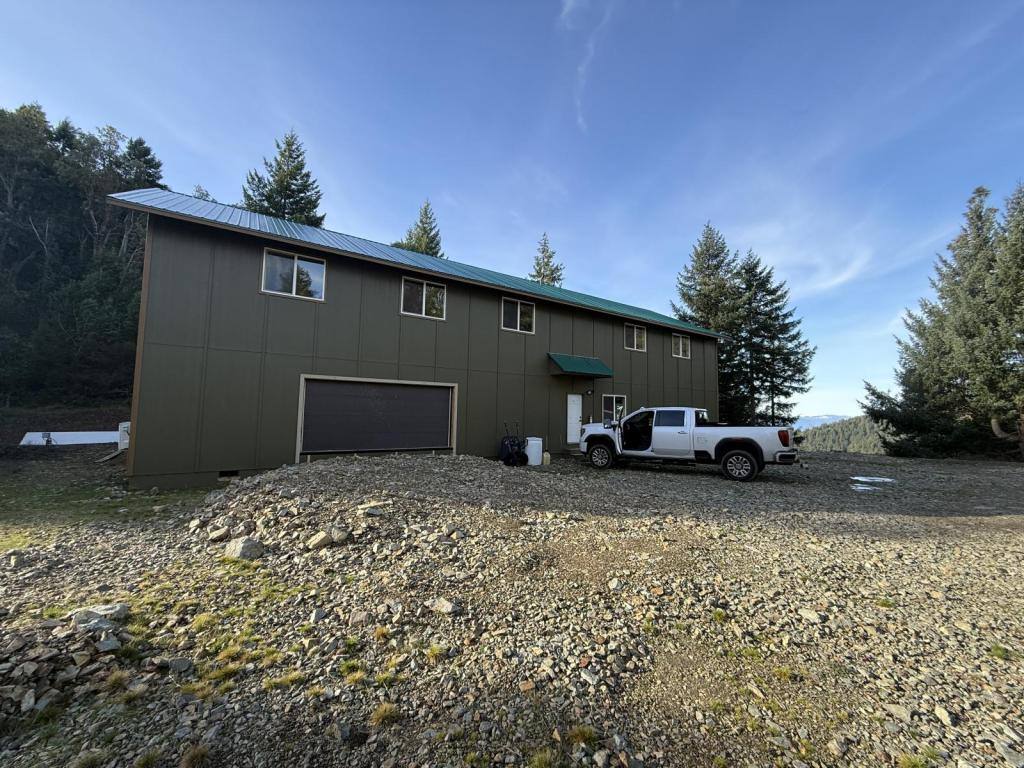 House for rent at 6300 Granite Hill Rd, Grants Pass, OR 97526