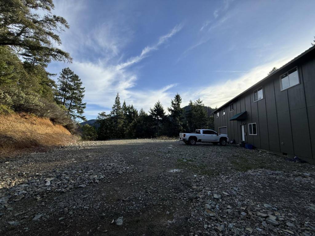 House for rent at 6300 Granite Hill Rd, Grants Pass, OR 97526
