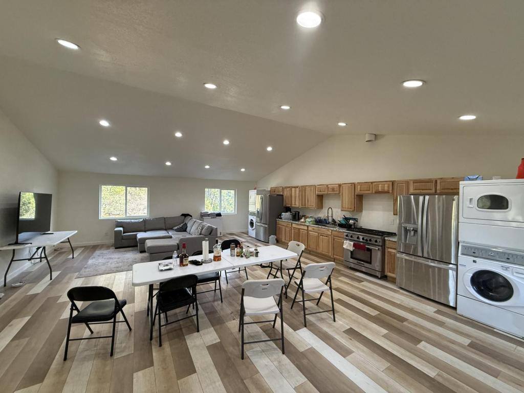 House for rent at 6300 Granite Hill Rd, Grants Pass, OR 97526