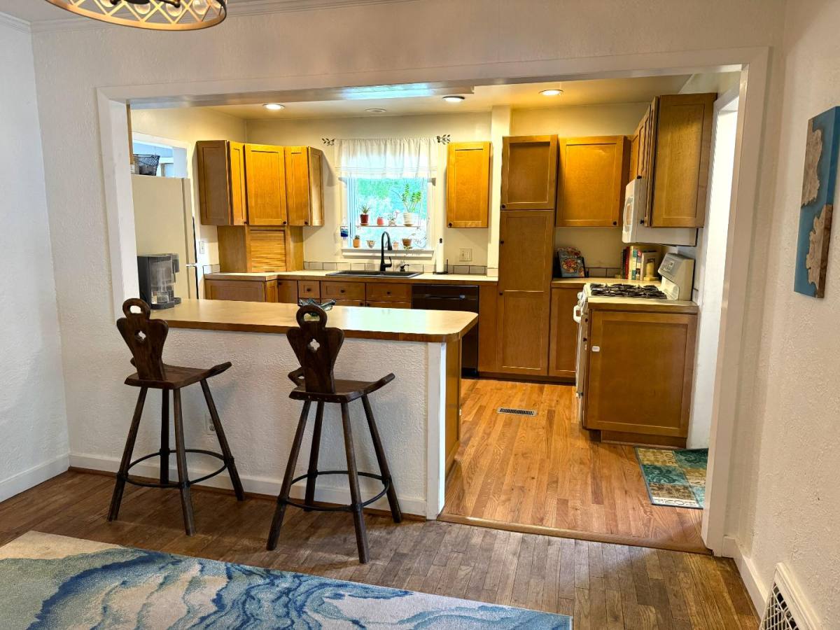 House for rent at 144 Waukazoo Dr, Holland, MI 49424