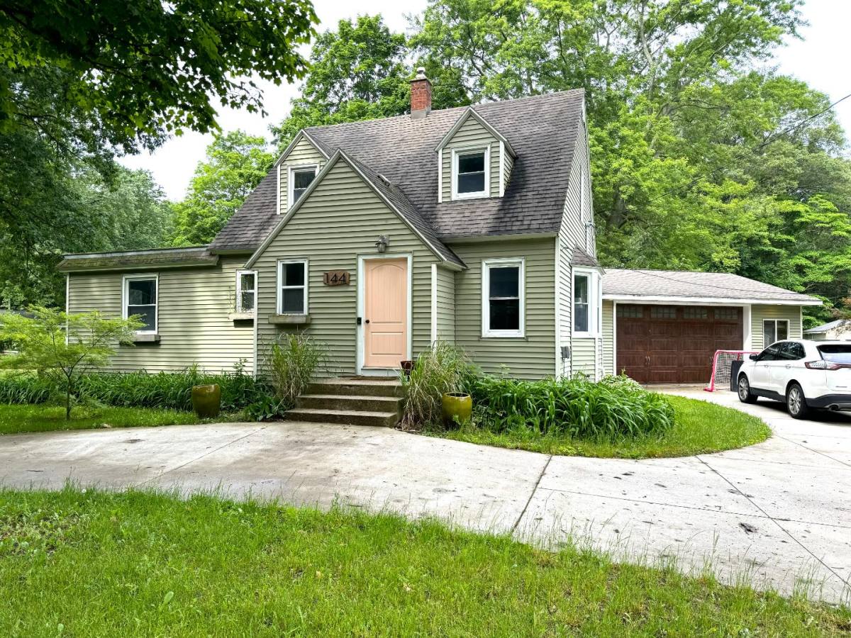 House for rent at 144 Waukazoo Dr, Holland, MI 49424