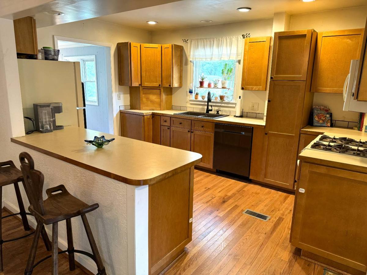 House for rent at 144 Waukazoo Dr, Holland, MI 49424