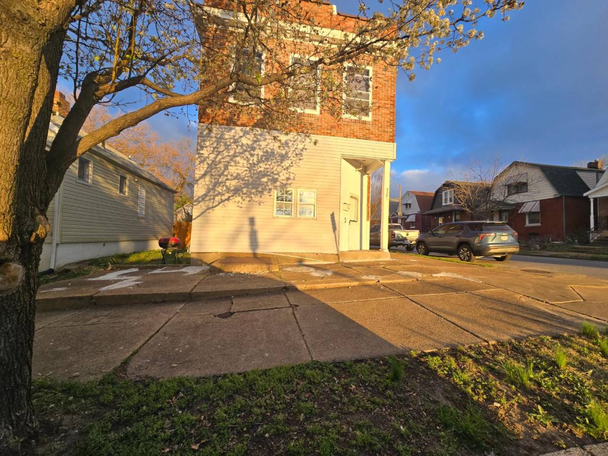 Apartment for rent at 5301 Alfred Ave #2F, Saint Louis, MO 63116