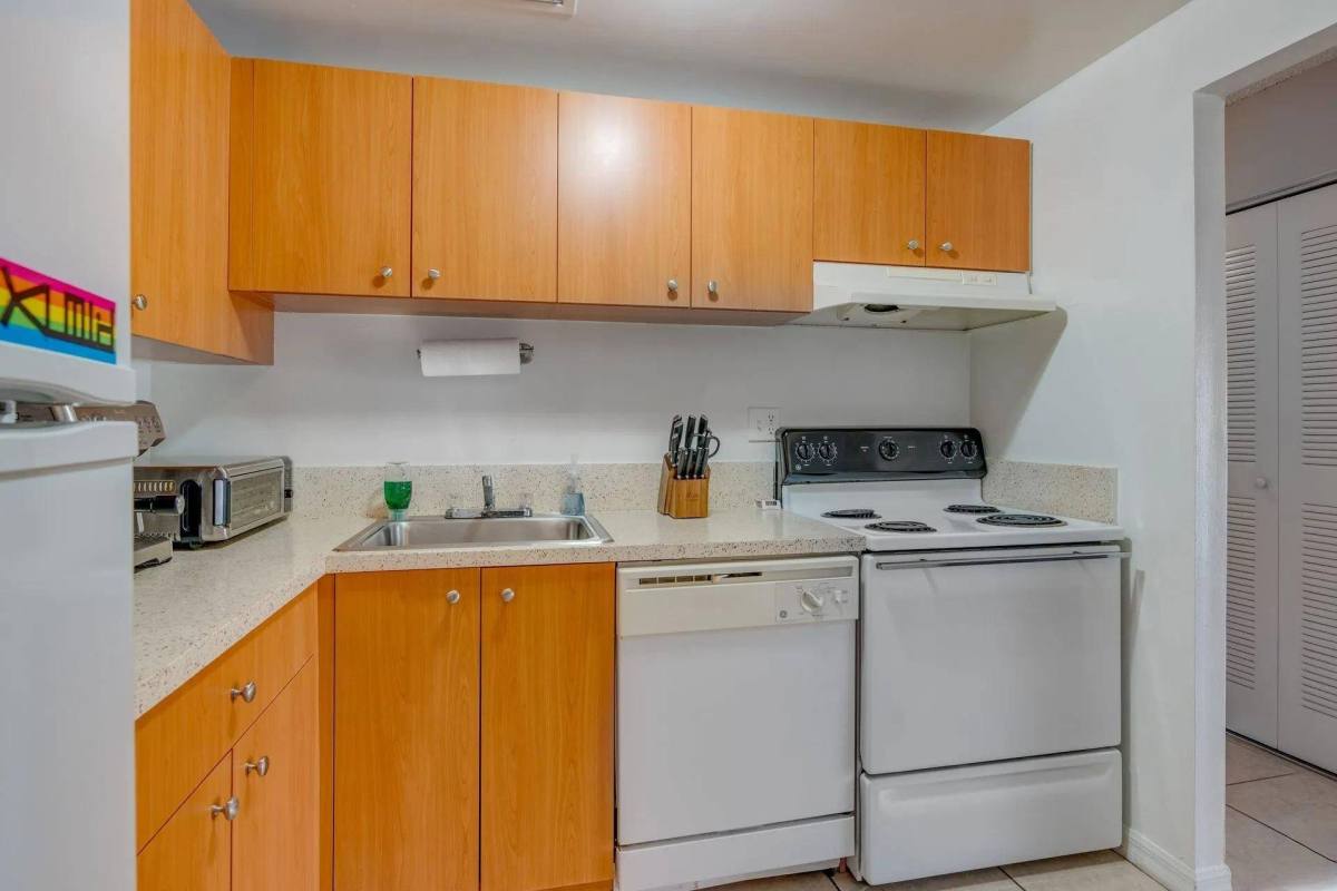 Apartment for rent at Clear Lake Palms, 401 Executive Center Dr, West Palm Beach, FL 33401