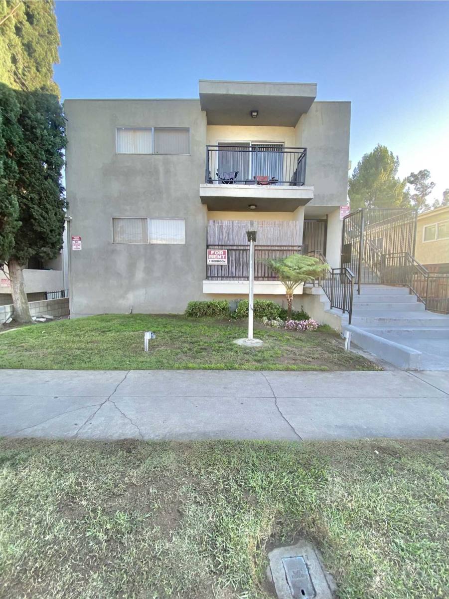 Apartment for rent at 11118 Moorpark St #204, North Hollywood, CA 91602