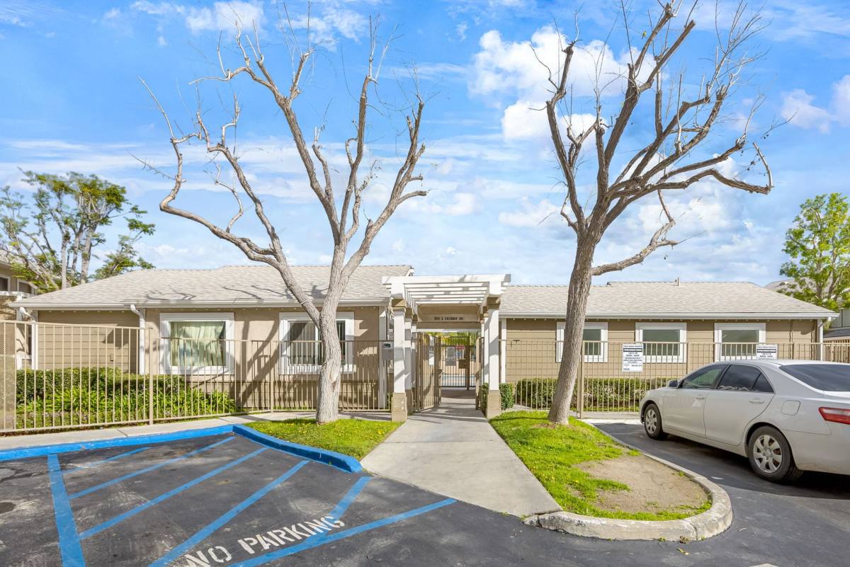 Apartment for rent at 904 Fairway Dr, Colton, CA 92324