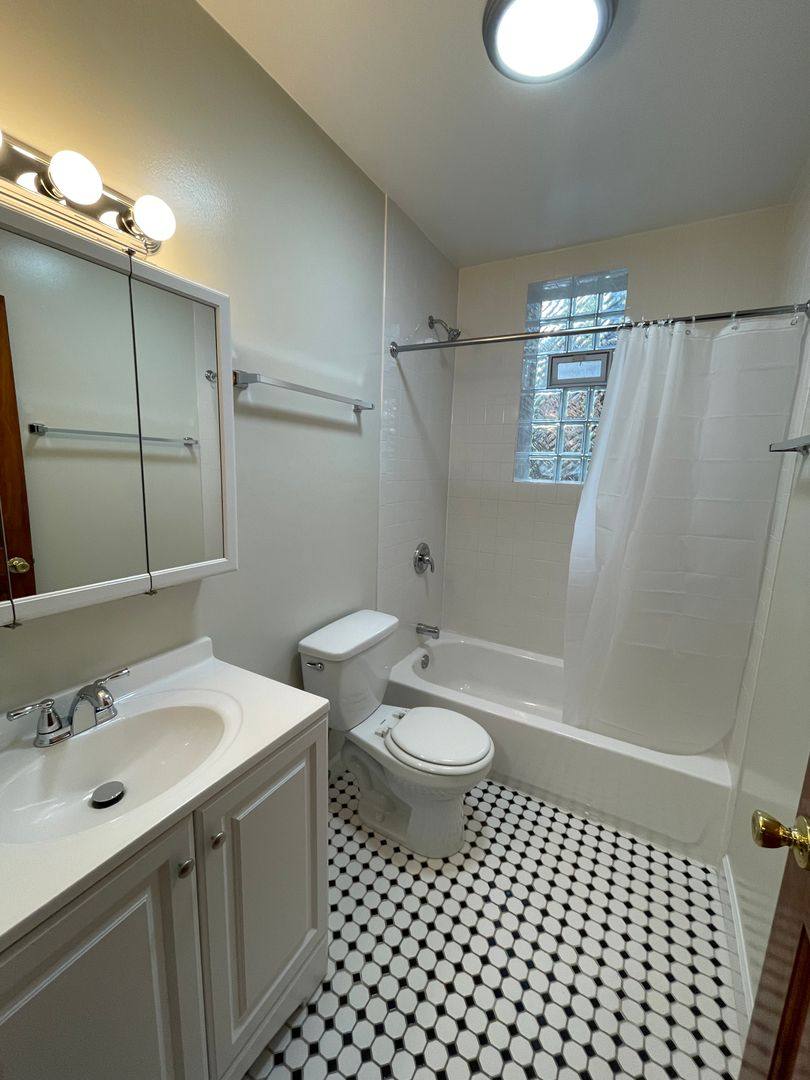 Apartment for rent at 5213-15 S Dorchester Ave, Chicago, IL 60615
