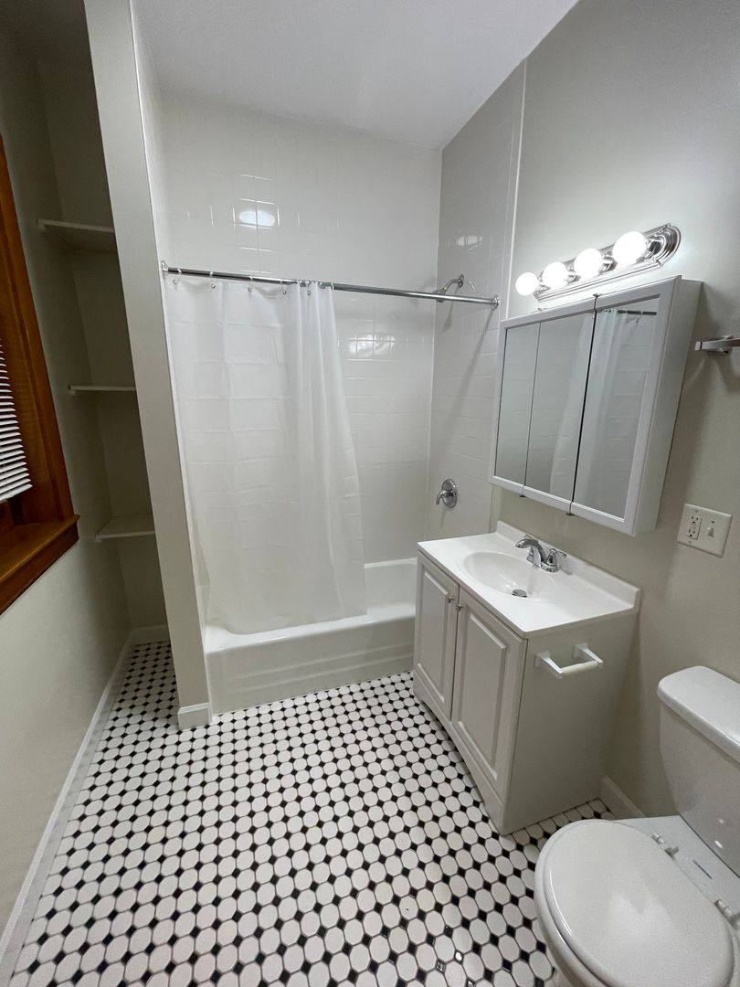 Apartment for rent at 5213-15 S Dorchester Ave, Chicago, IL 60615