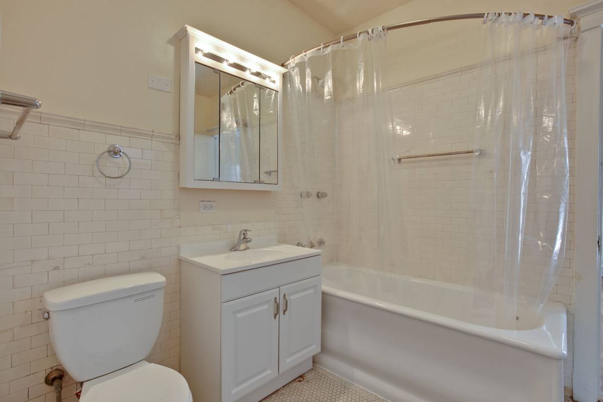 Apartment for rent at 5121 S Kenwood Ave, Chicago, IL 60615