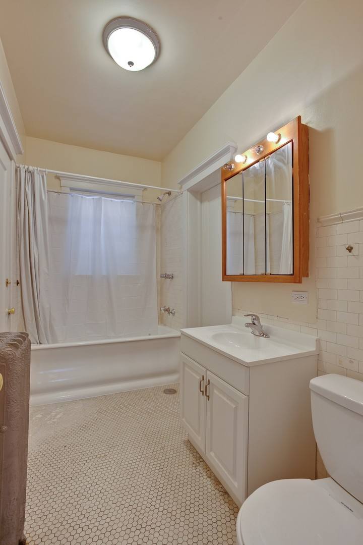 Apartment for rent at 5121 S Kenwood Ave, Chicago, IL 60615