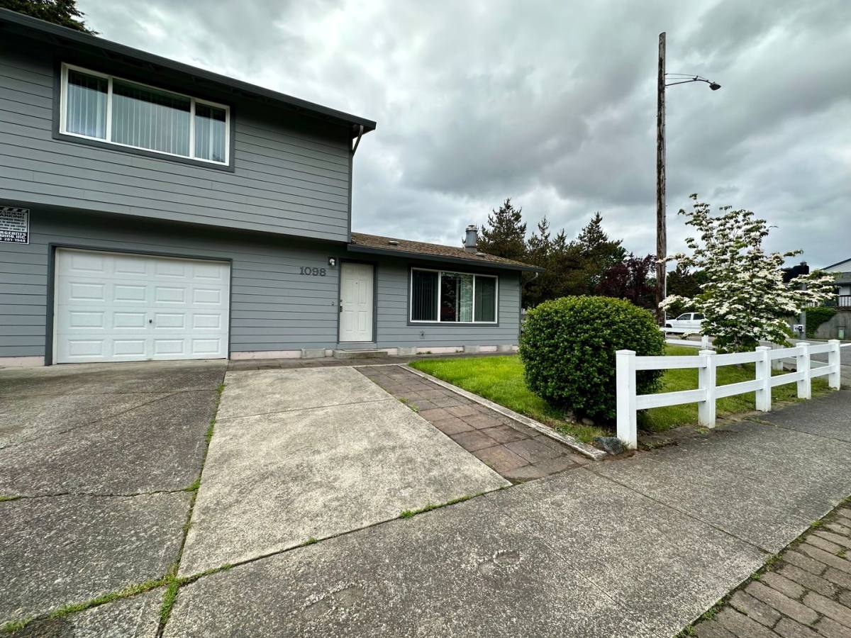 Apartment for rent at 1098 SW Hensley Rd, Troutdale, OR 97060
