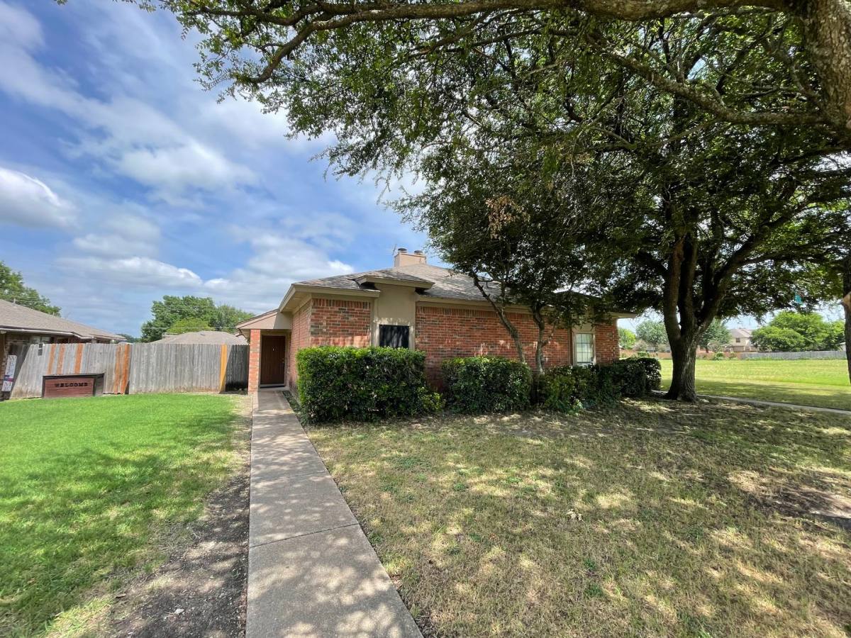 House for rent at 1754 Carrington Dr, Red Oak, TX 75154
