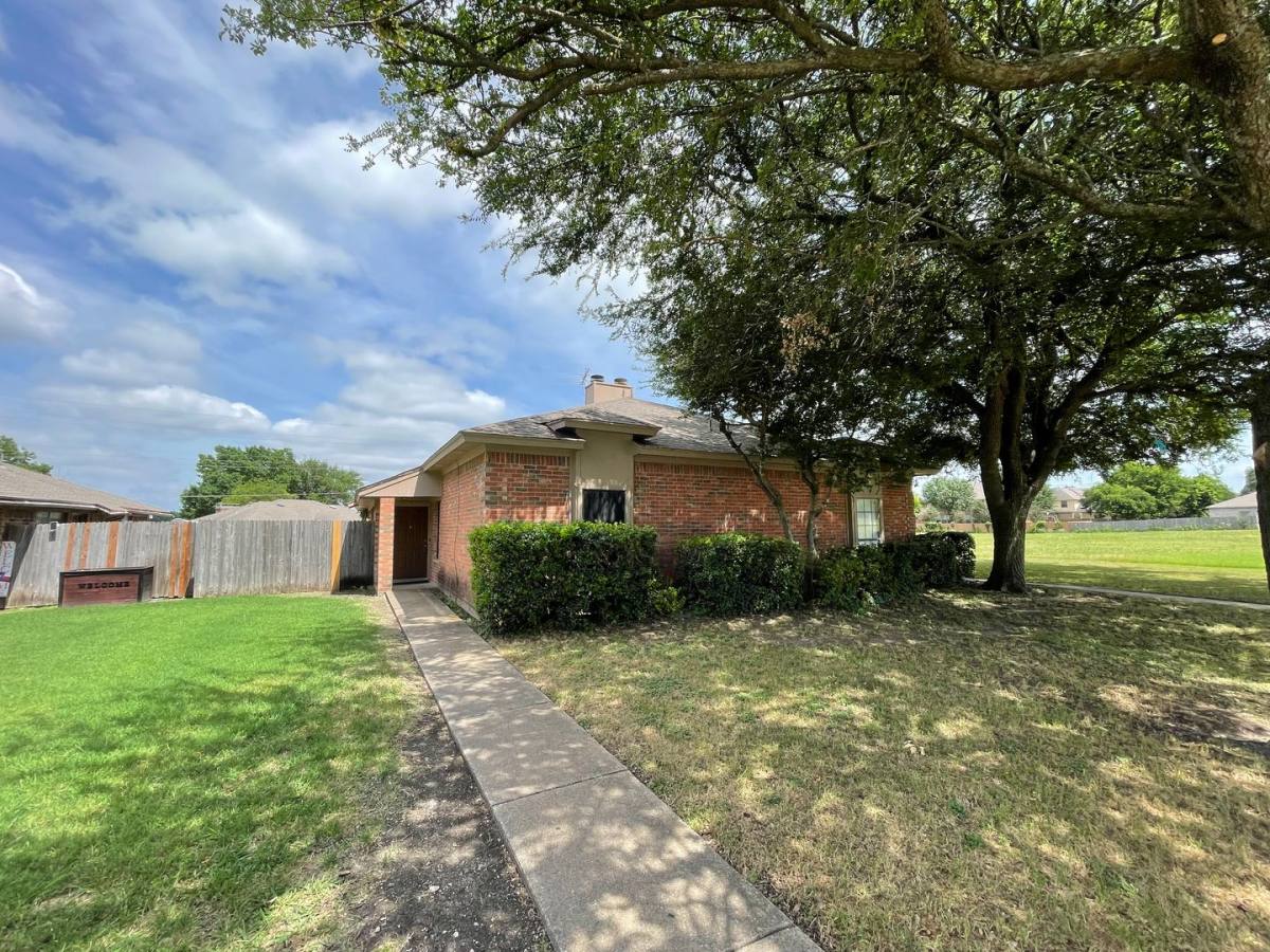 House for rent at 1754 Carrington Dr, Red Oak, TX 75154