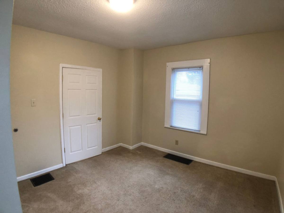 Apartment for rent at 995 E Maiden St, Washington, PA 15301