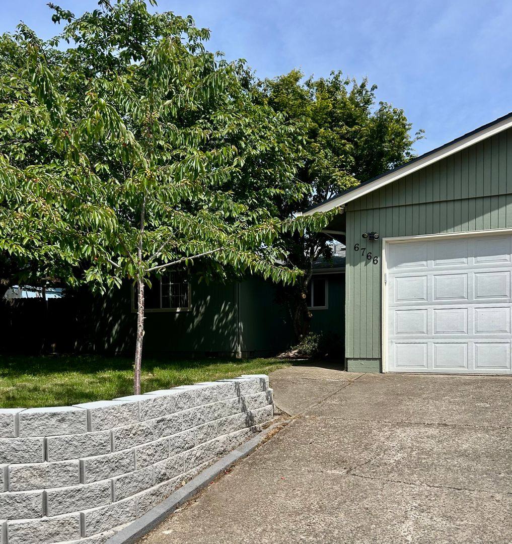 House for rent at 6766 Fenwick Court N, Salem, OR 97303