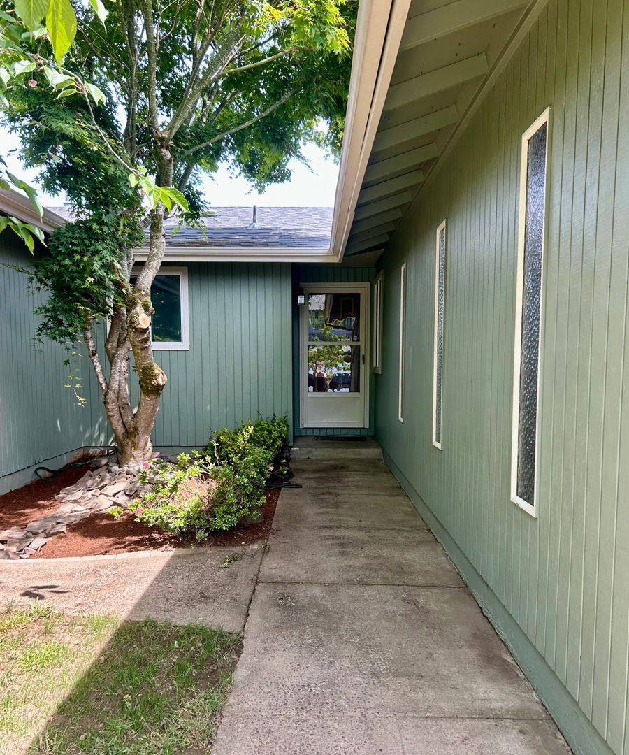 House for rent at 6766 Fenwick Court N, Salem, OR 97303