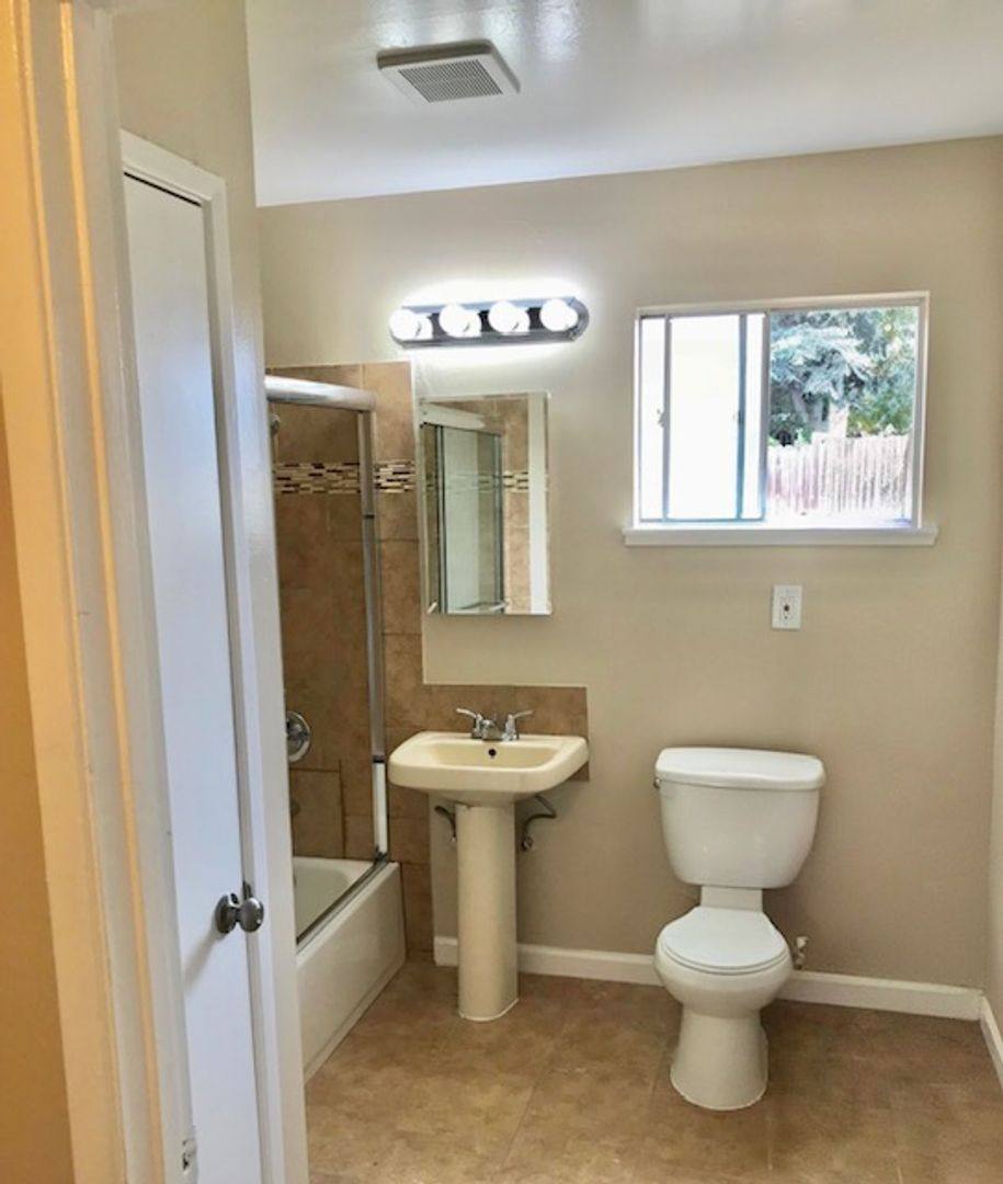 Apartment for rent at 5730 Bayview Ave, Richmond, CA 94804