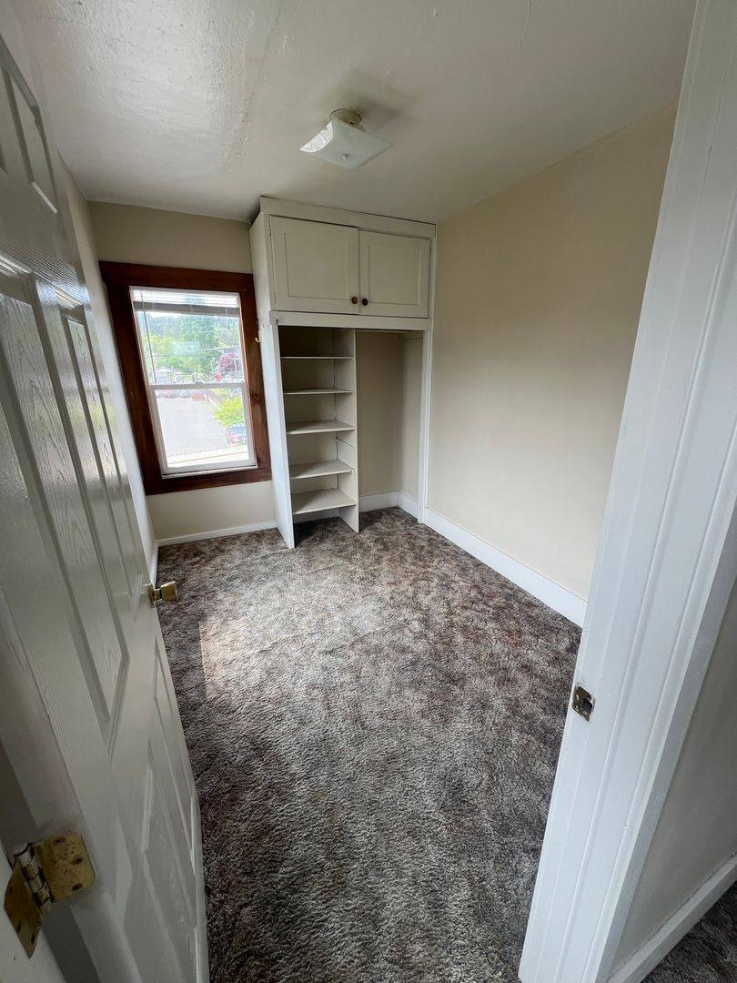 Apartment for rent at 284 S 10th St, Coos Bay, OR 97420