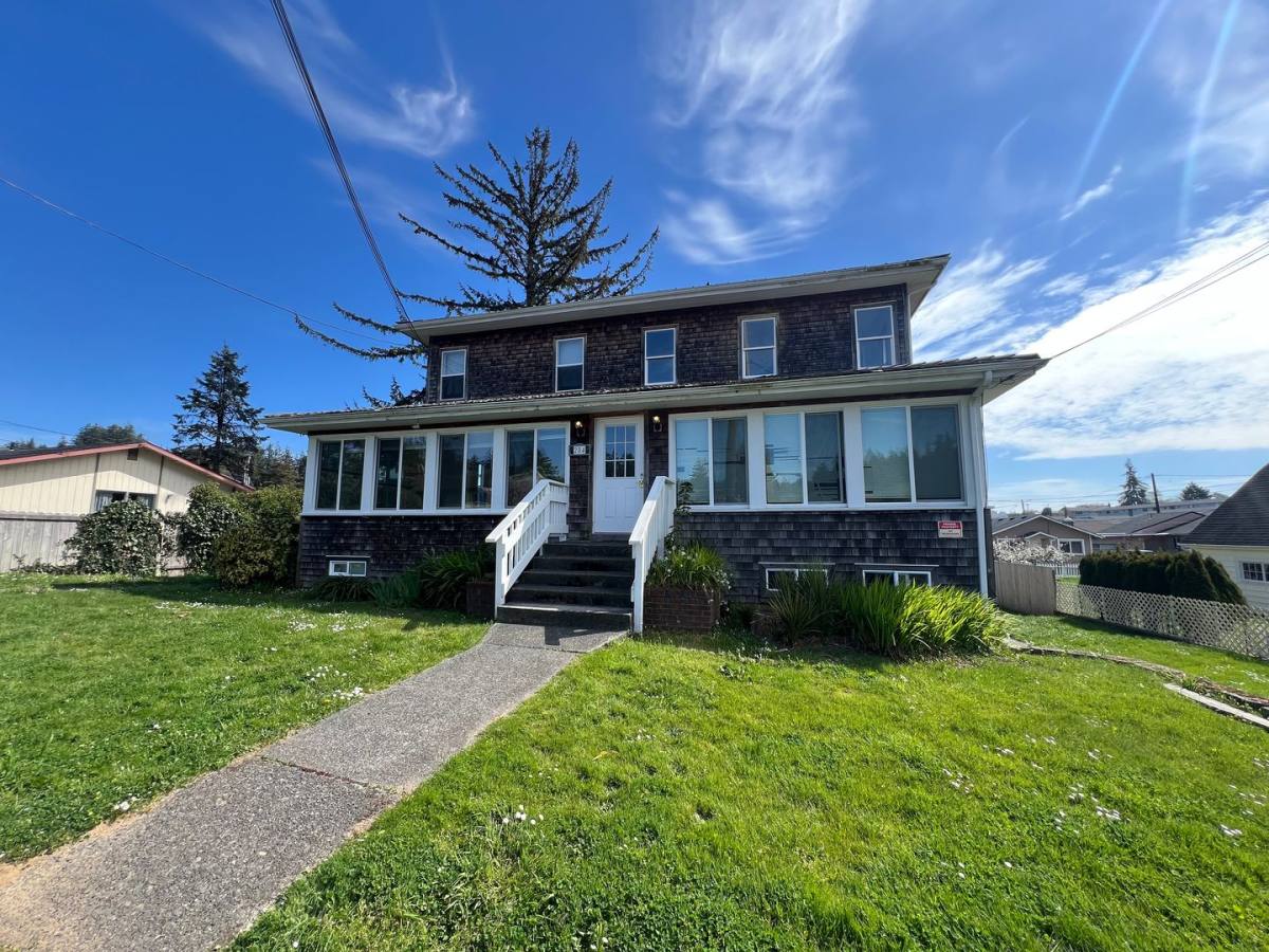 Apartment for rent at 284 S 10th St, Coos Bay, OR 97420