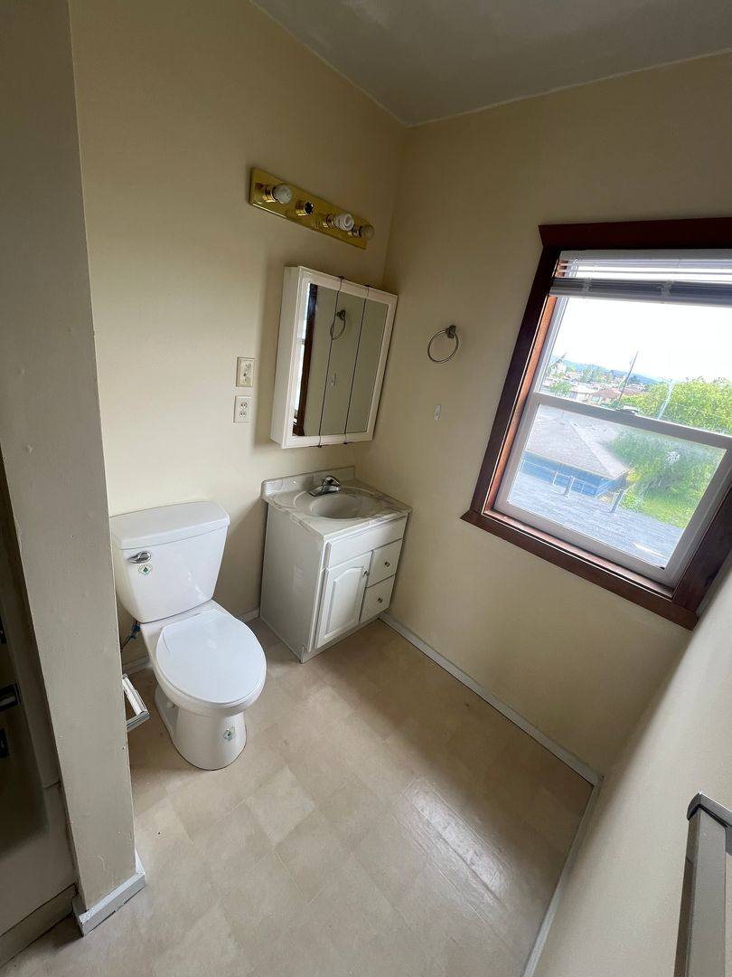 Apartment for rent at 284 S 10th St, Coos Bay, OR 97420