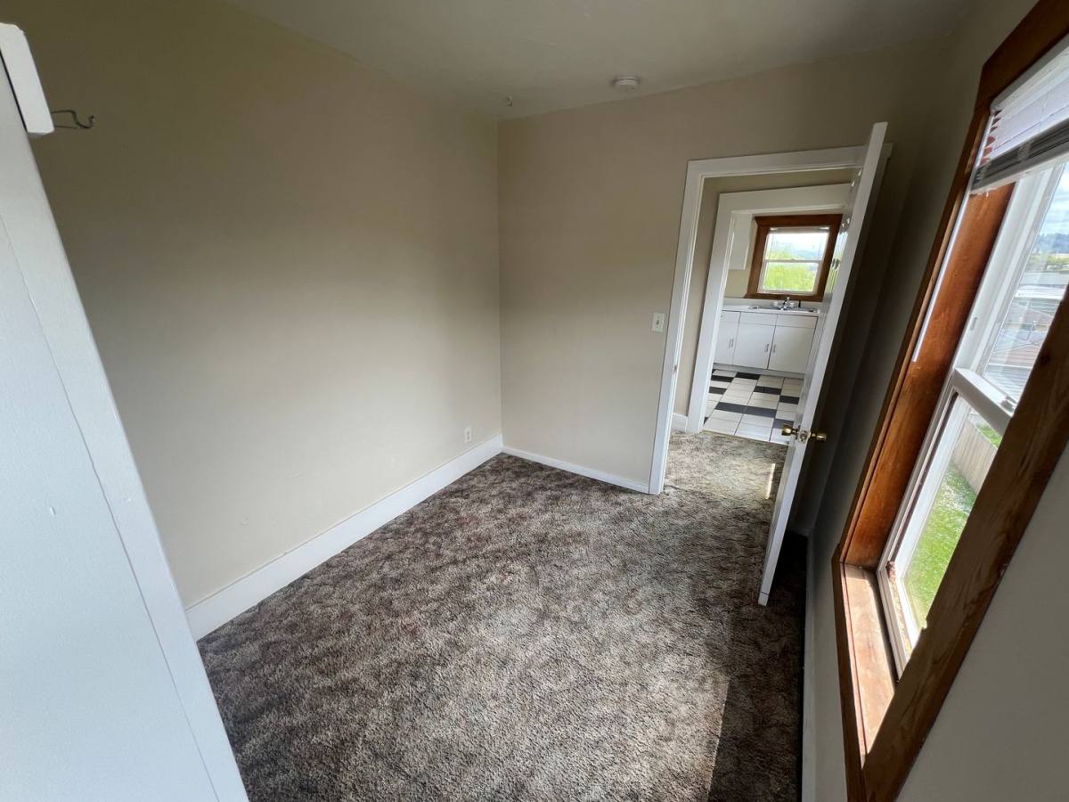 Apartment for rent at 284 S 10th St, Coos Bay, OR 97420