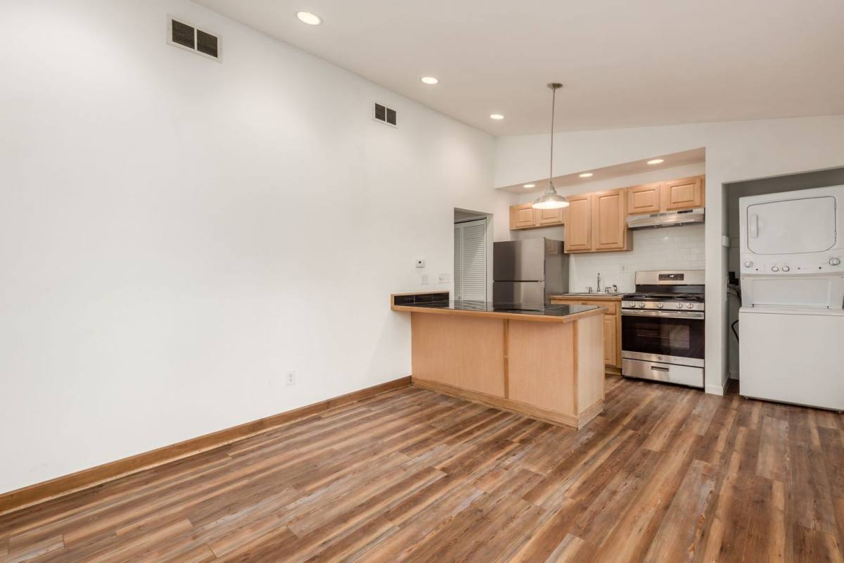 Apartment for rent at 981 Highland St, Columbus, OH 43201