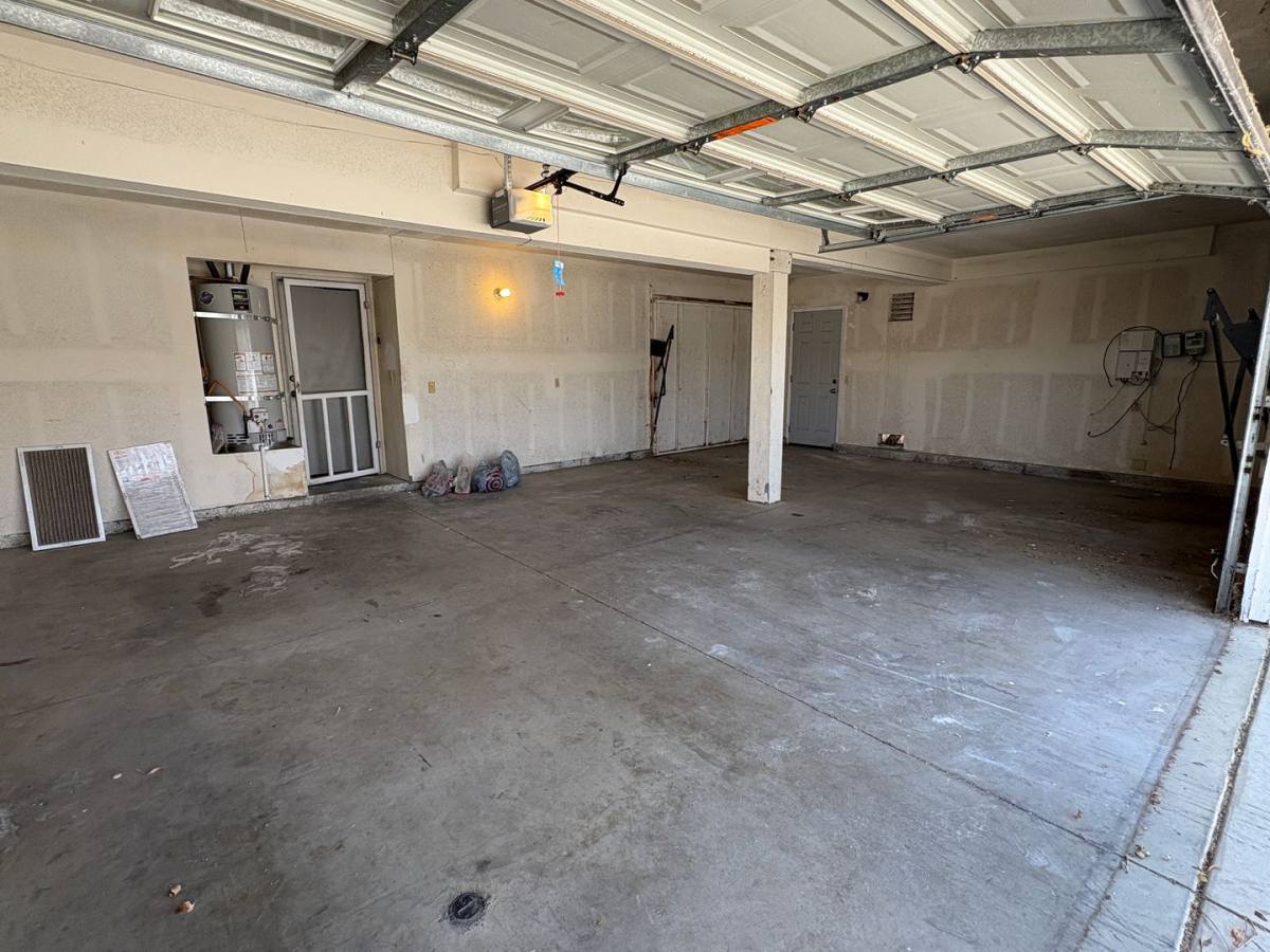 House for rent at 14333 La Crescenta Ave, Victorville, CA 92392