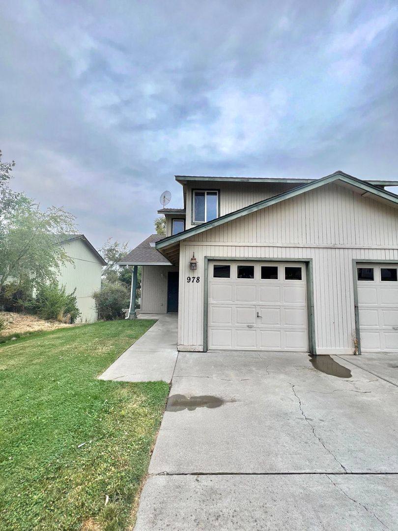 Apartment for rent at 978-980 Hidden Valley, Bend, OR 97701
