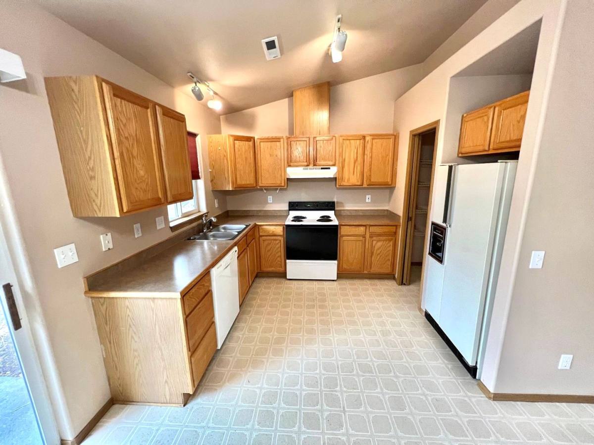 Apartment for rent at 978-980 Hidden Valley, Bend, OR 97701