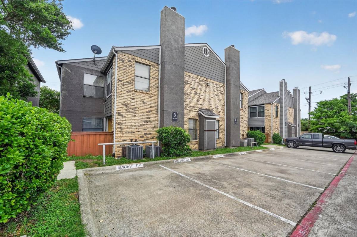 Condo for rent at 9170 Forest Lane, Dallas, TX 75243