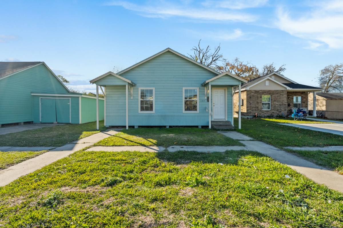 House for rent at 925 4th Ave N, Texas City, TX 77590