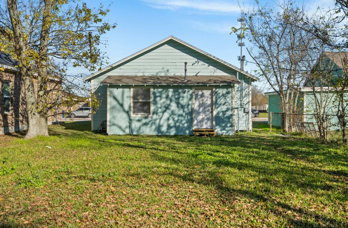 House for rent at 925 4th Ave N, Texas City, TX 77590