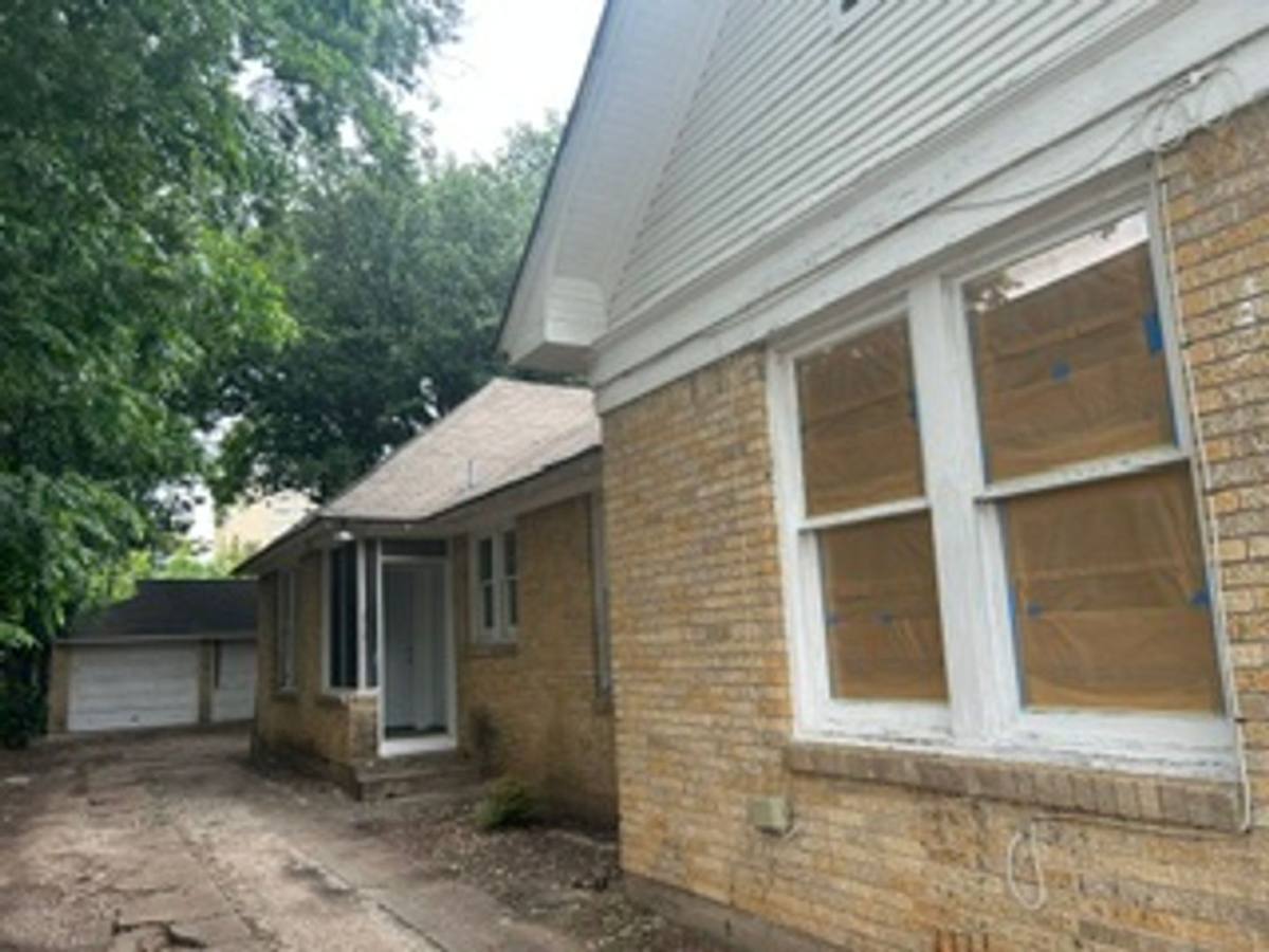 Apartment for rent at 923 Sunset Ave, Dallas, TX 75208