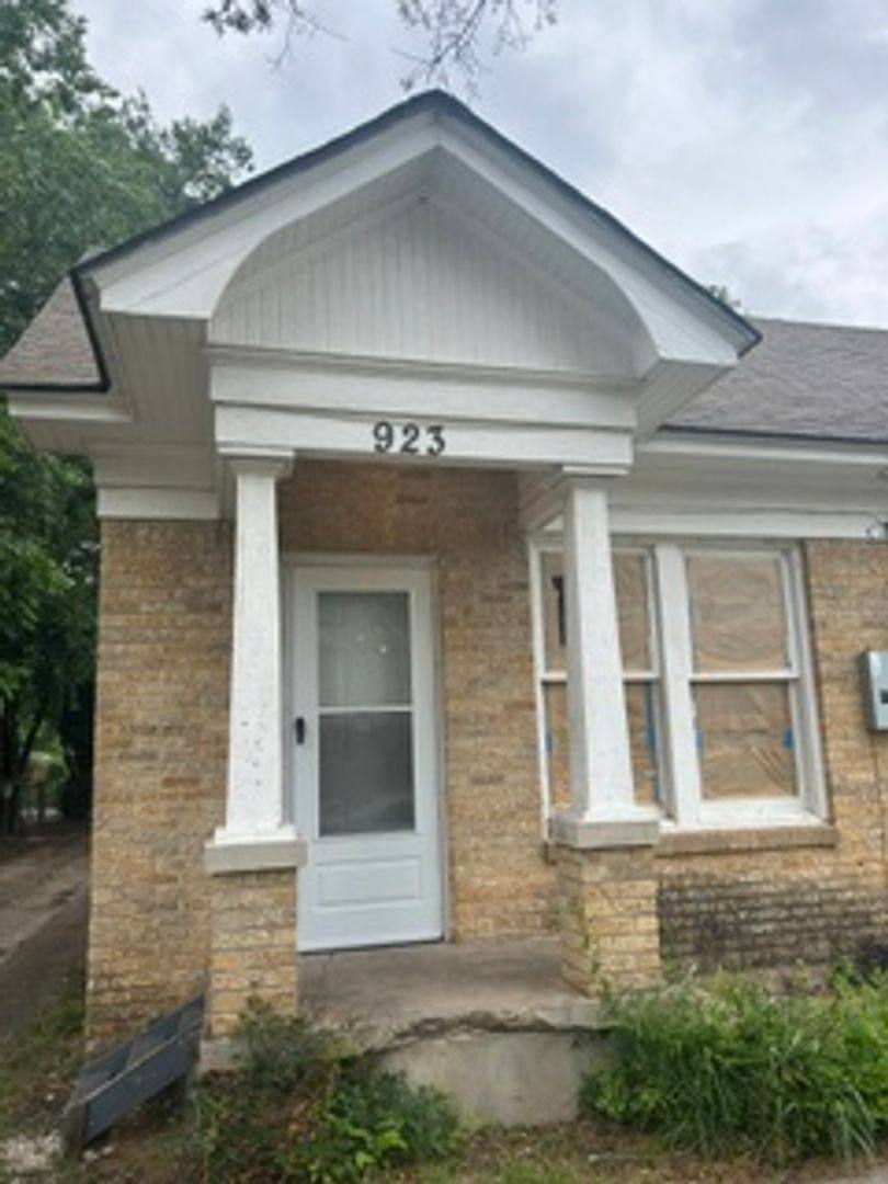 Apartment for rent at 923 Sunset Ave, Dallas, TX 75208