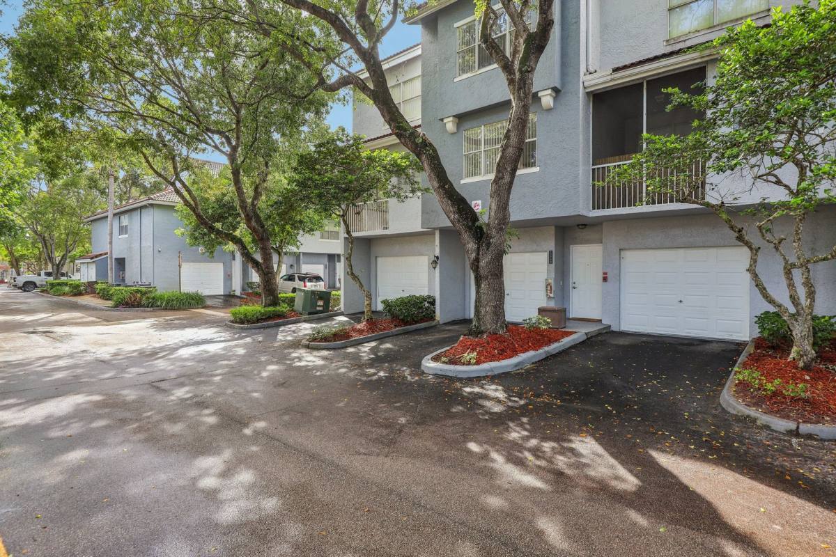 Townhouse for rent at 3400 Coral Springs Dr, Coral Springs, FL 33065