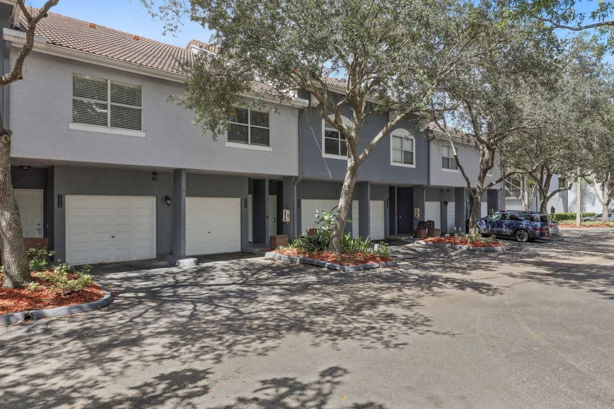 Townhouse for rent at 3400 Coral Springs Dr, Coral Springs, FL 33065