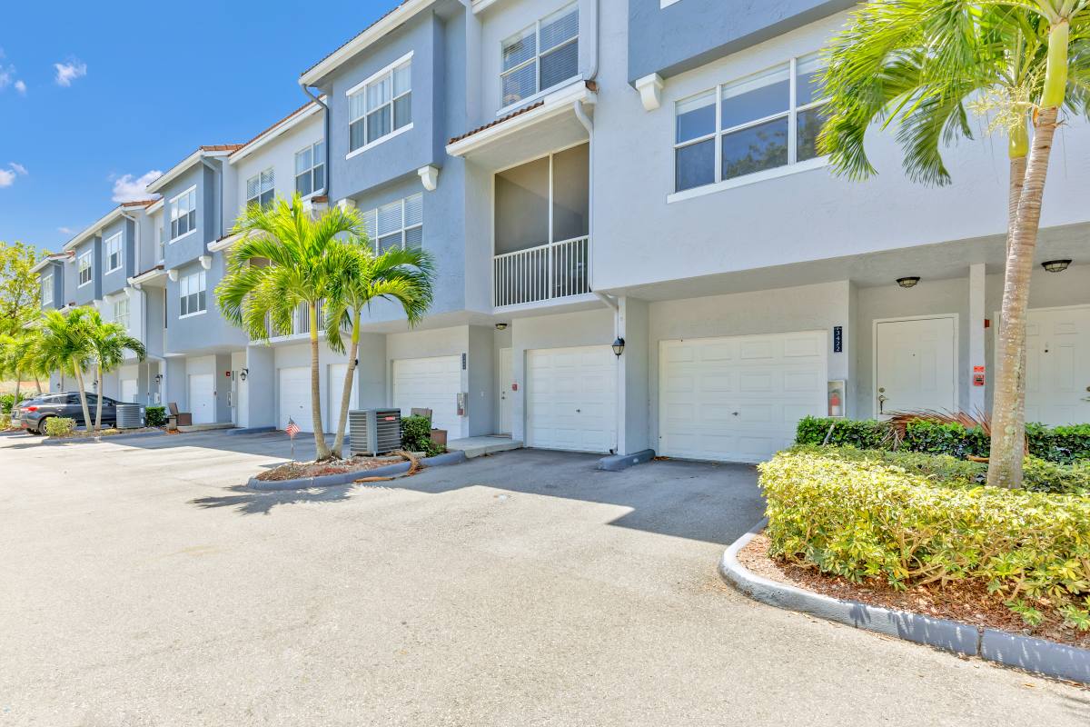 Townhouse for rent at 3400 Coral Springs Dr, Coral Springs, FL 33065