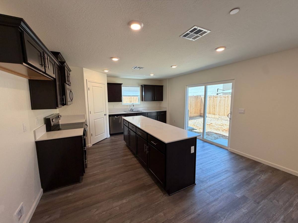 House for rent at 1902 Oak Meadow Court, Tulare, CA 93274